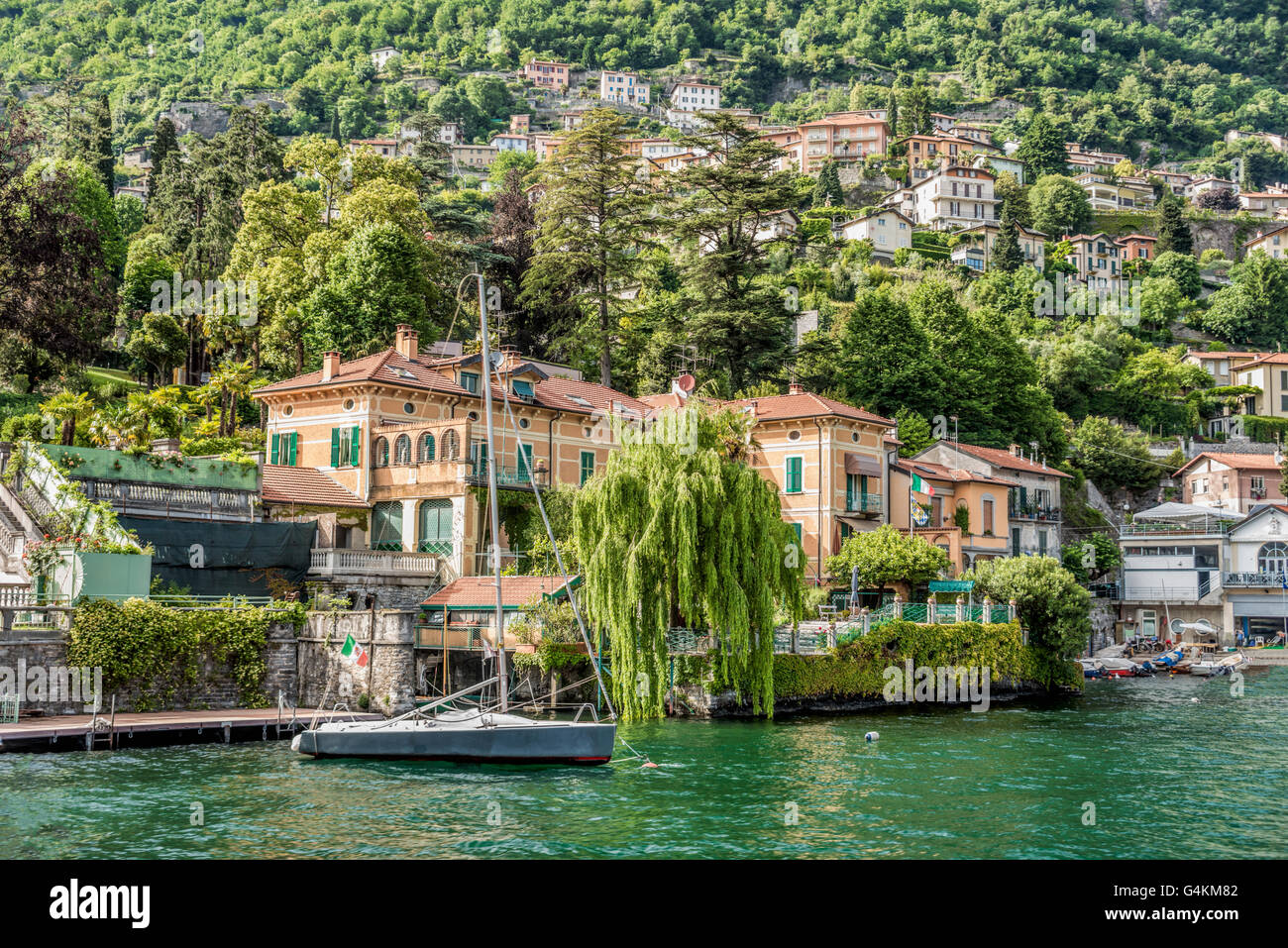 Waterfront of Argegno am Comer See vom See aus gesehen, Lombardei, Italien Stockfoto