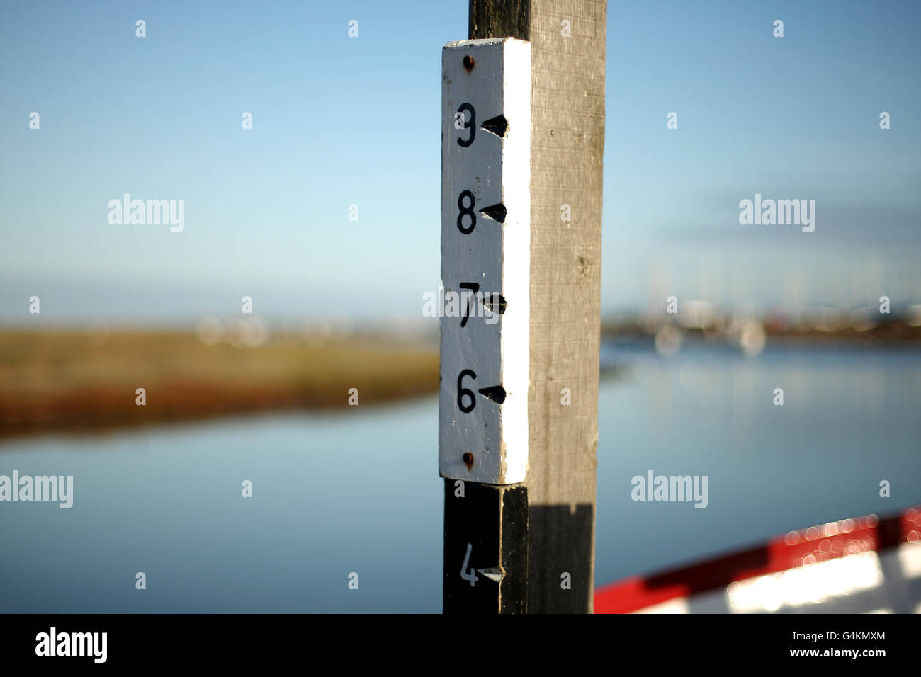 North Norfolk Coastal Views - Blakeney. Ein Tiefenmesser am Kai im kleinen Fischerdorf Blakeney an der North Norfolk Coast. Stockfoto