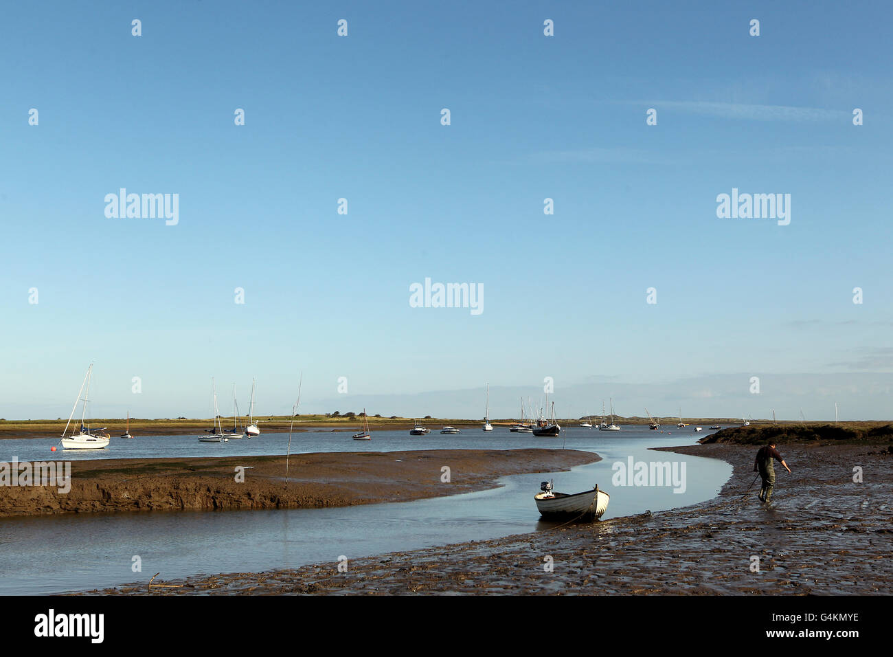 Ein Fischer ankern sein Boot im kleinen Fischerdorf Brancaster Staithe an der Norfolk-Küste. Stockfoto