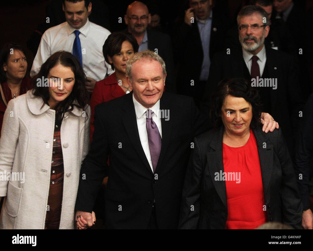 Präsidentschaftskandidat Martin McGuinness (Mitte) kommt mit seiner Frau Bernie (rechts) und Tochter Fionnuala (links) kommen im Dublin Castle an, als sich herausstellte, dass Sean Gallagher Michael D Higgins von der Labour Party bei den irischen Präsidentschaftswahlen die Niederlage zugestanden hat. Stockfoto
