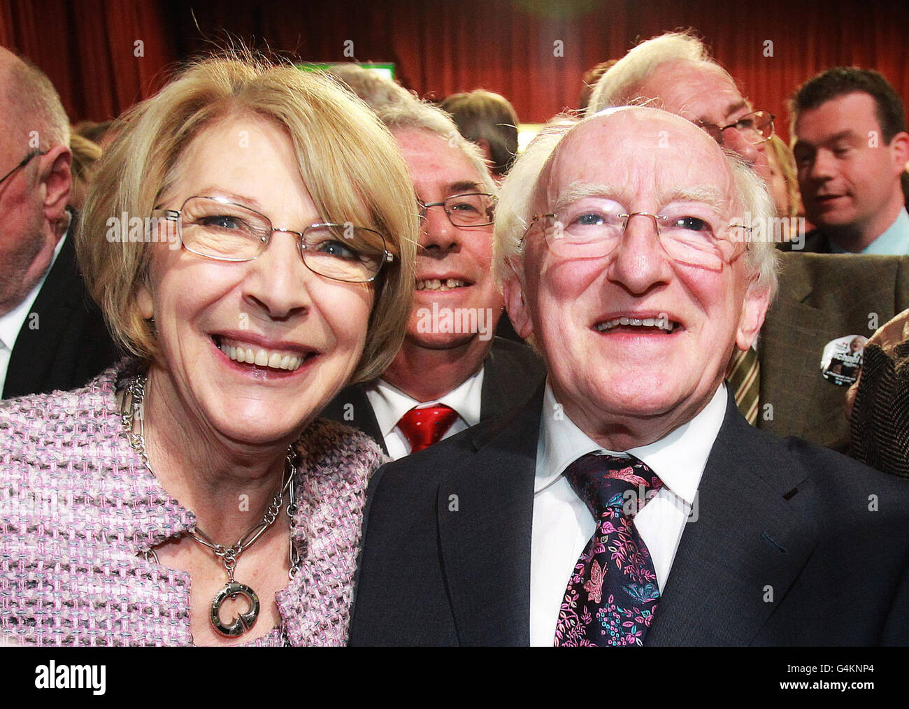 Labour-Kandidat Michael D. Higgins und seine Frau Sabina Coyne bei der Bekanntgabe der ersten Vorzugsstimmen bei der irischen Präsidentschaftswahl im Grafen Center in Dublin Castle. Er wird Irlands neunter Präsident sein. Stockfoto
