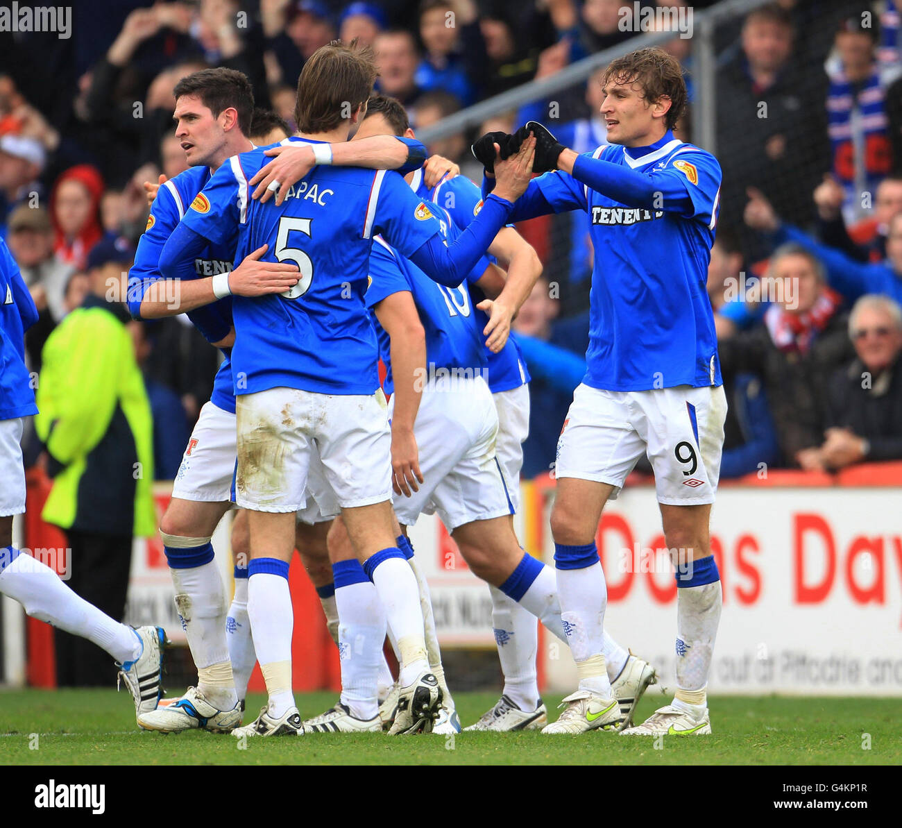 Nikica Jelavic von Ranger feiert den Torschützenkönig Maurice edu von Ranger und Kari Arnason von Aberdeen während des Spiels der Clydesdale Bank Premier League im Pittodrie Stadium, Aberdeen. Stockfoto