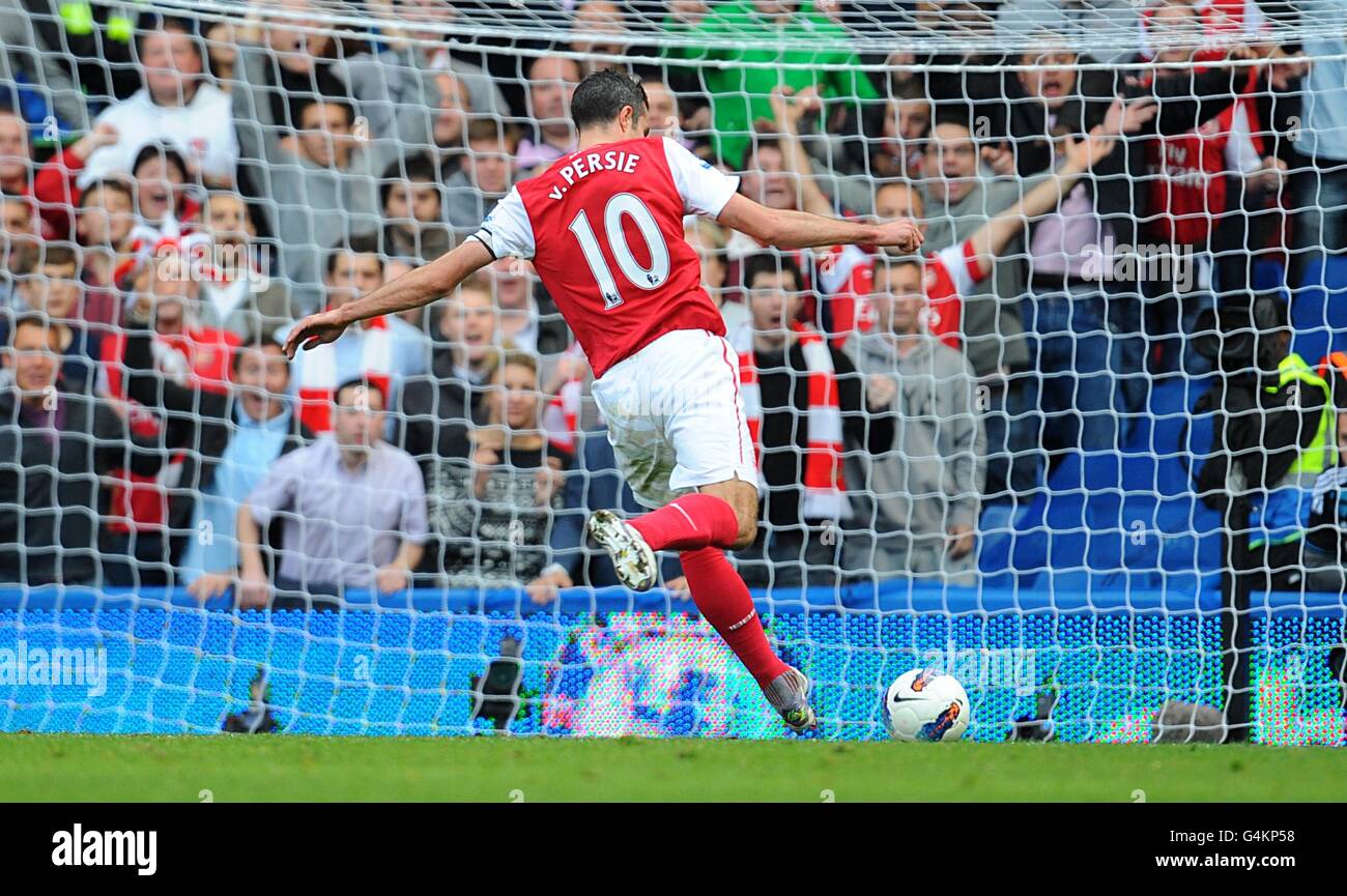 Fußball - Barclays Premier League - Chelsea / Arsenal - Stamford Bridge. Robin van Persie von Arsenal erzielt ihr viertes Tor des Spiels Stockfoto