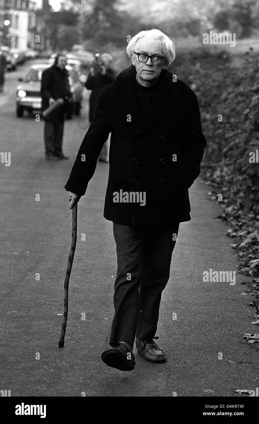 Michael Foot macht einen frühen Morgenspaziergang in der Nähe seines Hauses in Hampstead, London. Stockfoto