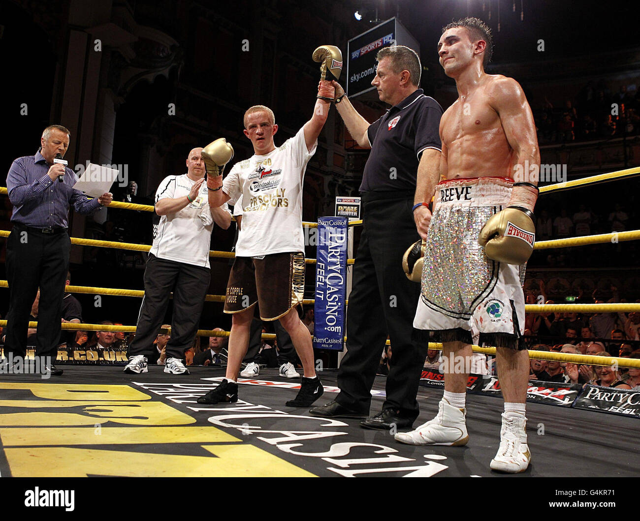 Mike Robinson (links) feiert den Sieg gegen Nathan Reeve im Viertelfinale des Super Flyweight Prizefighters im Liverpool Olympia, Liverpool. Stockfoto