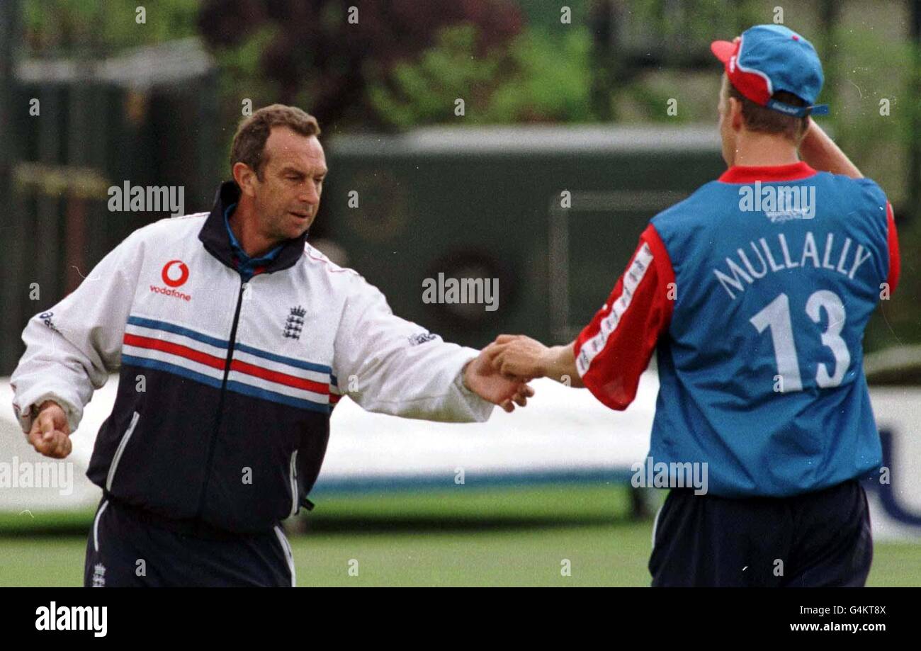 England Bowler Alan Mullally tippt seinen Hut an England Trainer David Lloyd während einer Trainingseinheit auf St. Lawrence Ground in Canterbry, Kent, vor der Cricket World Cup, die am 14. Mai beginnt. Stockfoto