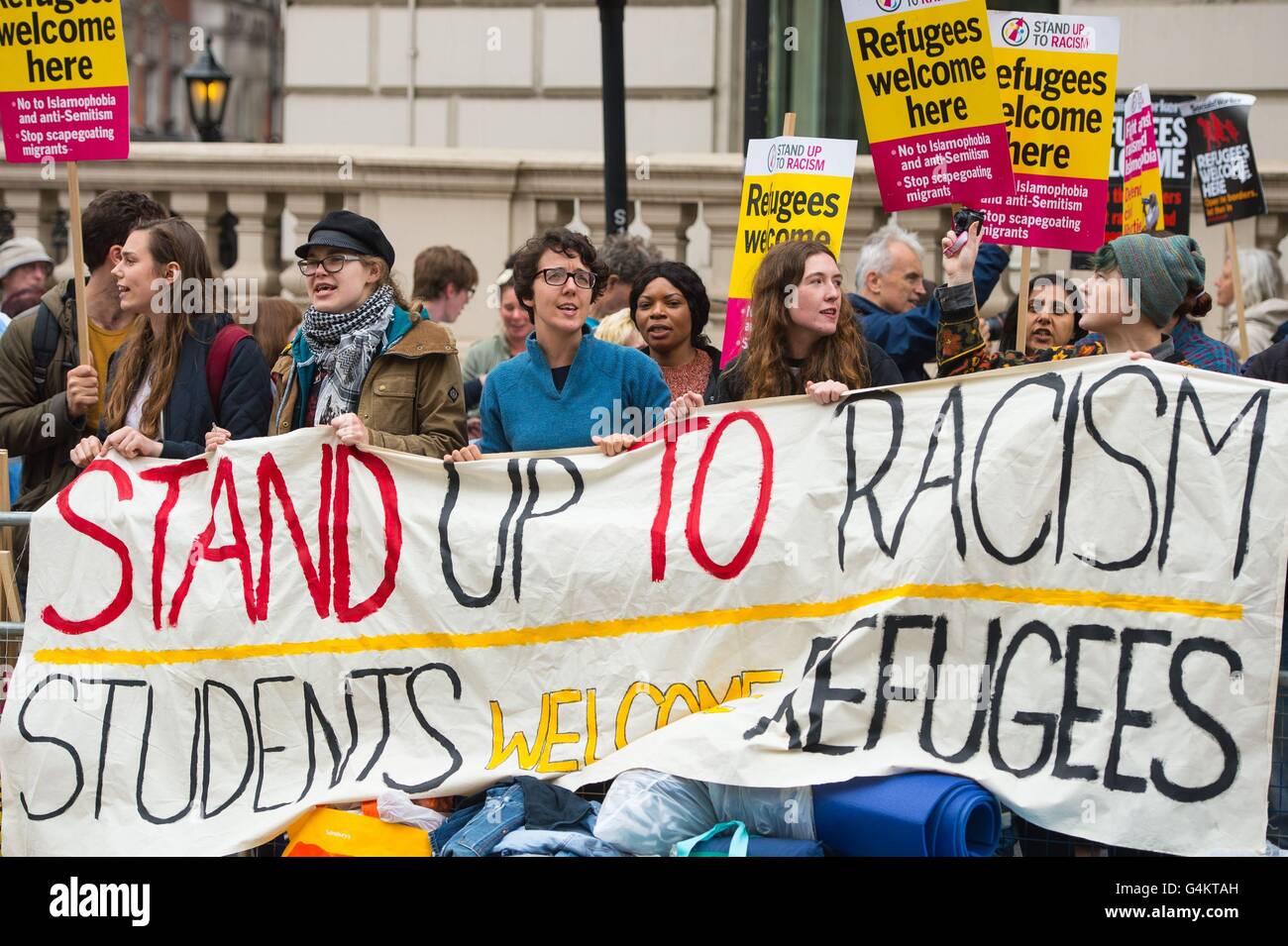 Demonstranten halten, dass "Flüchtlinge hier begrüßen zu dürfen" in der Nähe der französischen Botschaft in Knightsbridge, London, Banner demonstrieren gegen die Entscheidung von französischen Behörden die Einreise auf einen Hilfskonvoi mit Lieferungen für Flüchtlinge und Migranten in der Dschungel-Camp in Calais zu verweigern. Stockfoto