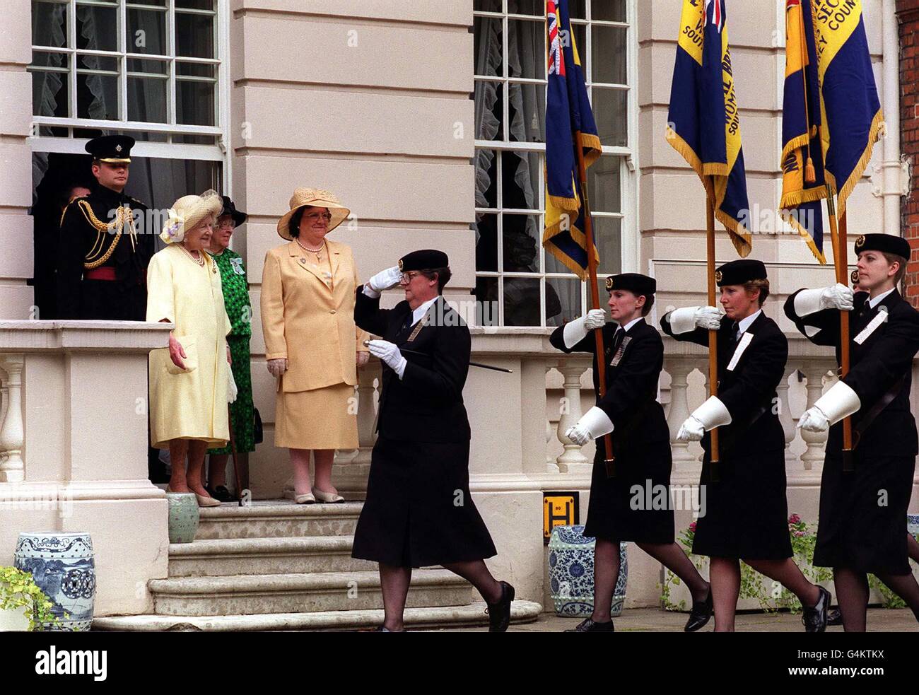 Die Queen Mother im Clarence House, wo sie ihr 75. Jahr als Präsidentin der Frauenabteilung der Royal British Legion feierte, die eine Parade im Garten des Clarence House abhielt. Stockfoto