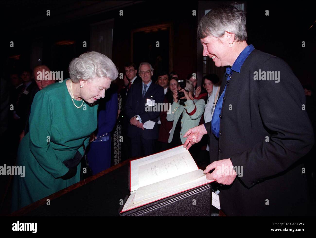 Die britische Königin Elizabeth II. Bei einem Empfang zum 50. Jahrestag des Europarates im St. James's Palace in London. Stockfoto
