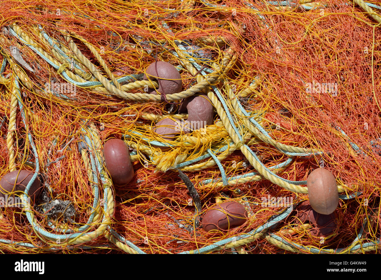 Schließen Sie die Ansicht von Fischernetzen in Panormos Hafen auf der Insel Tinos, Griechenland Stockfoto