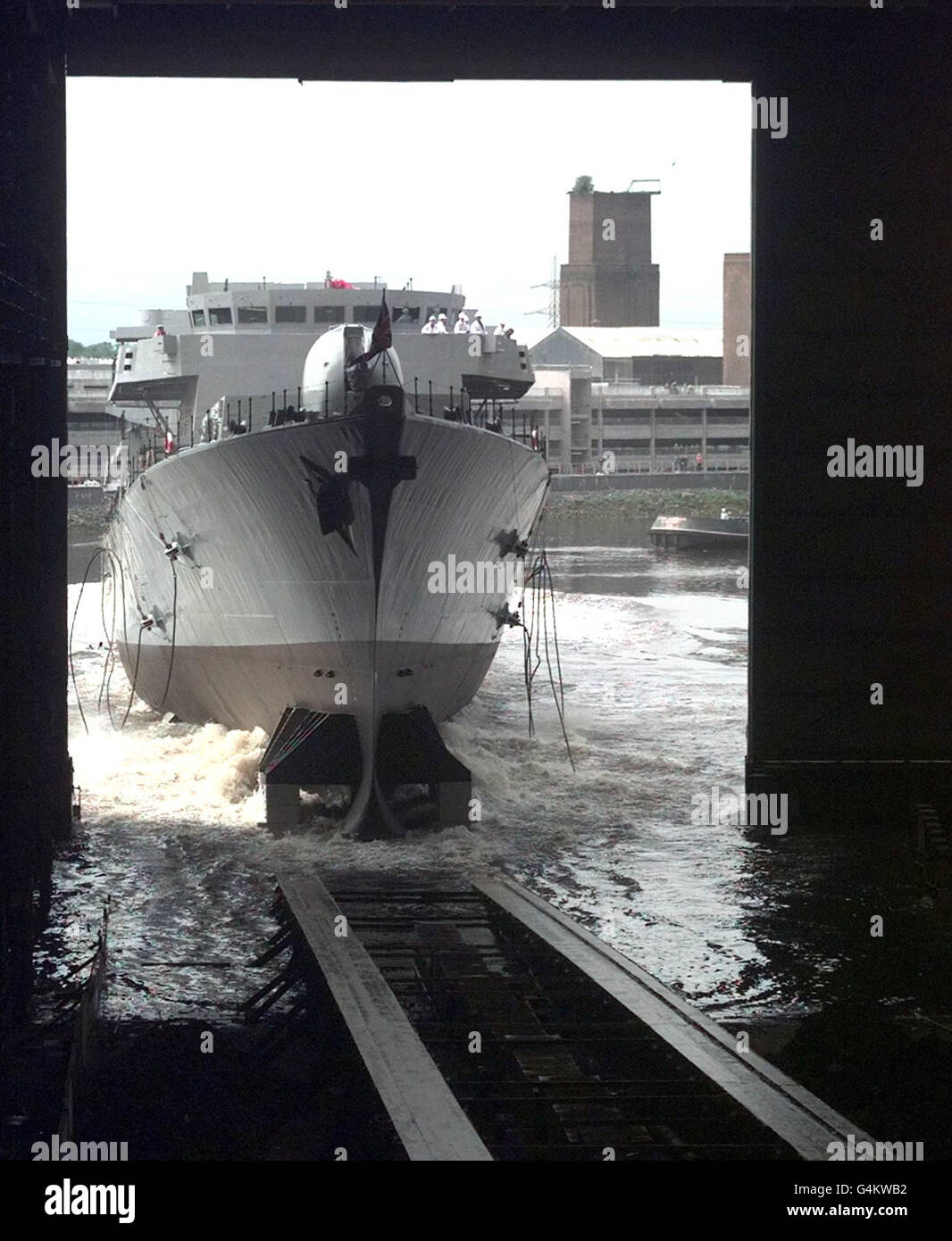 Die in Glasgow gebaute Fregatte Typ 23 HMS Portland wird auf der Marconi Marine Werft in Glasgow in den Clyde eingeführt. Stockfoto