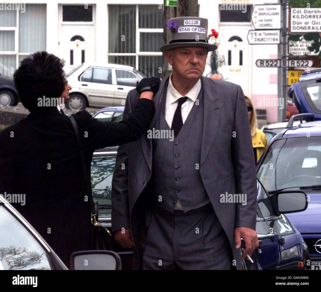 Oliver Reed Beerdigung/Mann Uhren Stockfoto