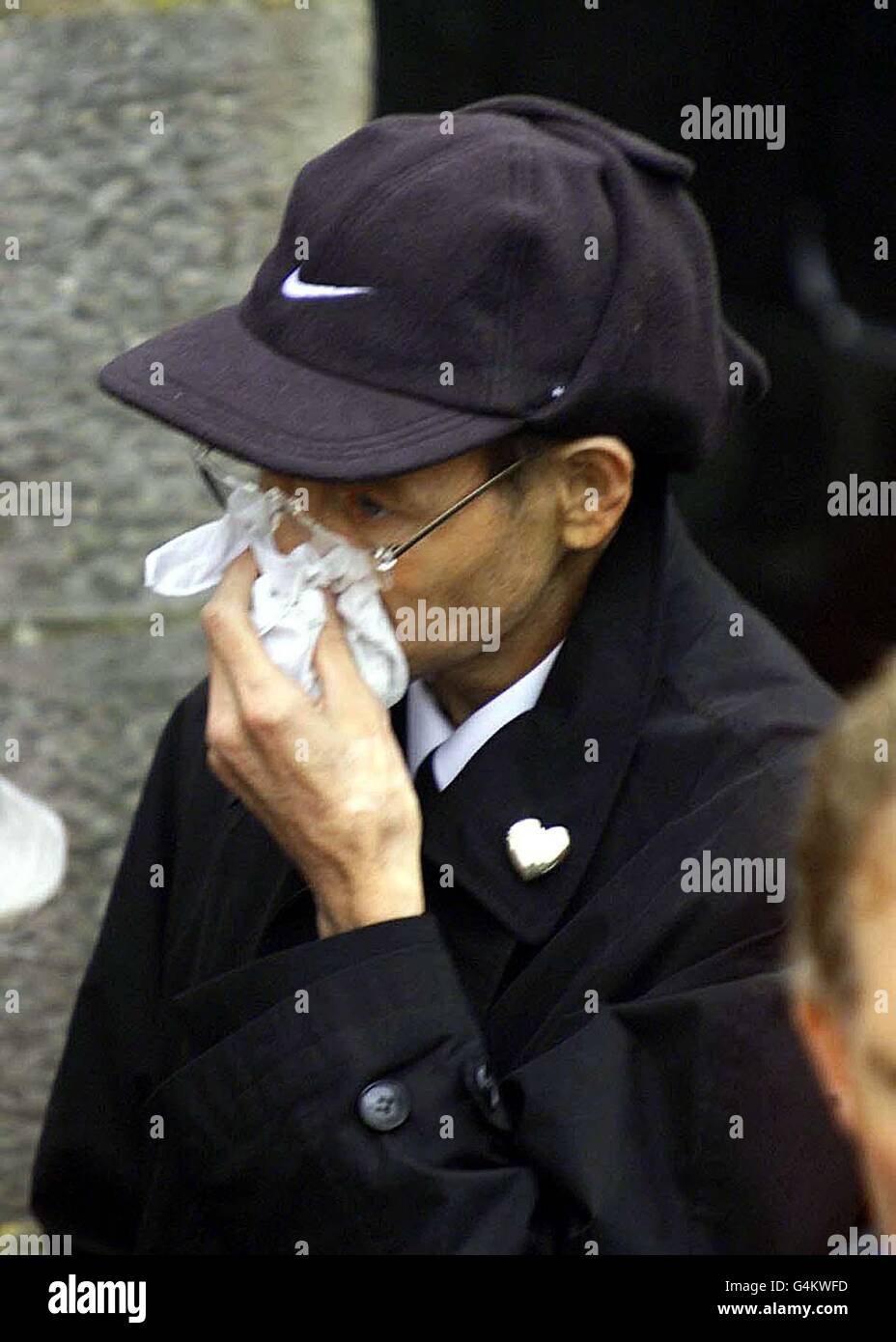 Snooker-Star Alex Higgins, nach einem Gottesdienst in der St. James Church, Malllow, Co. Cork in Irland für den Schauspieler Oliver Reed. Oliver Reed, der am 2. Mai in einer maltesischen Bar an einem scheinbaren Herzinfarkt zusammenbrach und starb, soll im Blick auf seine Lieblingskneipe begraben werden. Stockfoto