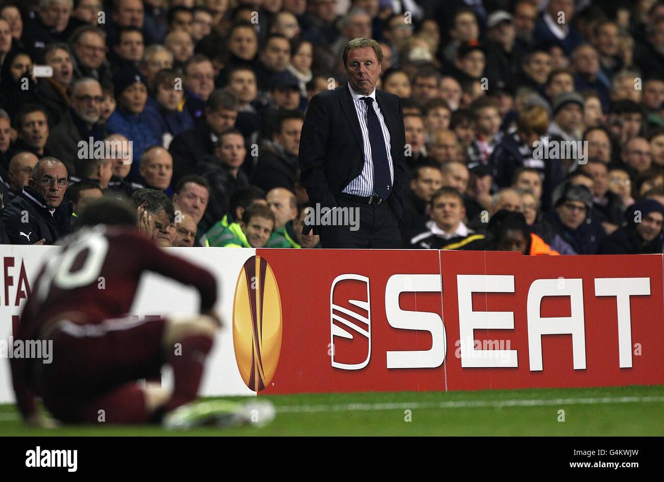Harry Redknapp, Manager von Tottenham Hotspur, beobachtet die Action vom Touchline Stockfoto