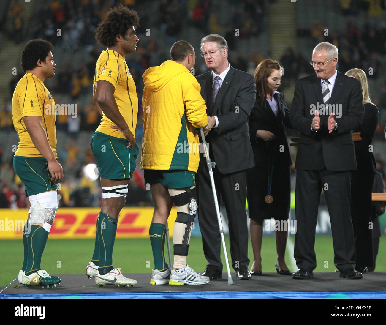 Rugby Union - Rugby-Weltmeisterschaft 2011 - Bronze-Finale - Wales gegen Australien - Eden Park. Der australische Quade Cooper (Mitte) wird vom Vorsitzenden des IRB, Bernard Lapasset, beim Sammeln seiner Medaille gratuliert Stockfoto