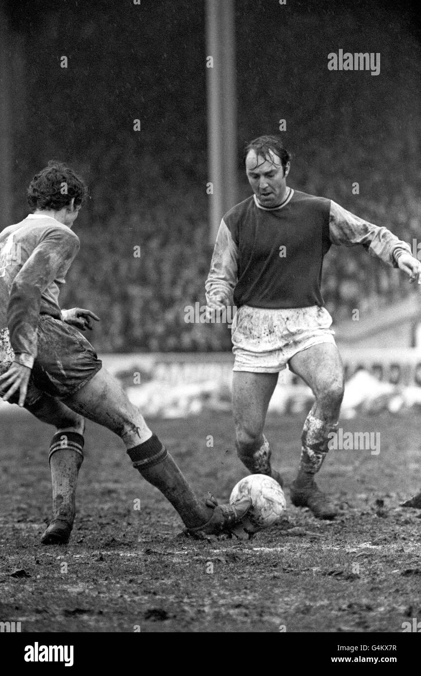 Jimmy Greaves, der sein Debüt für West Ham United in ihrem 5-1 Sieg gibt, wird von Manchester City's Mike Doyle angegangen. Stockfoto