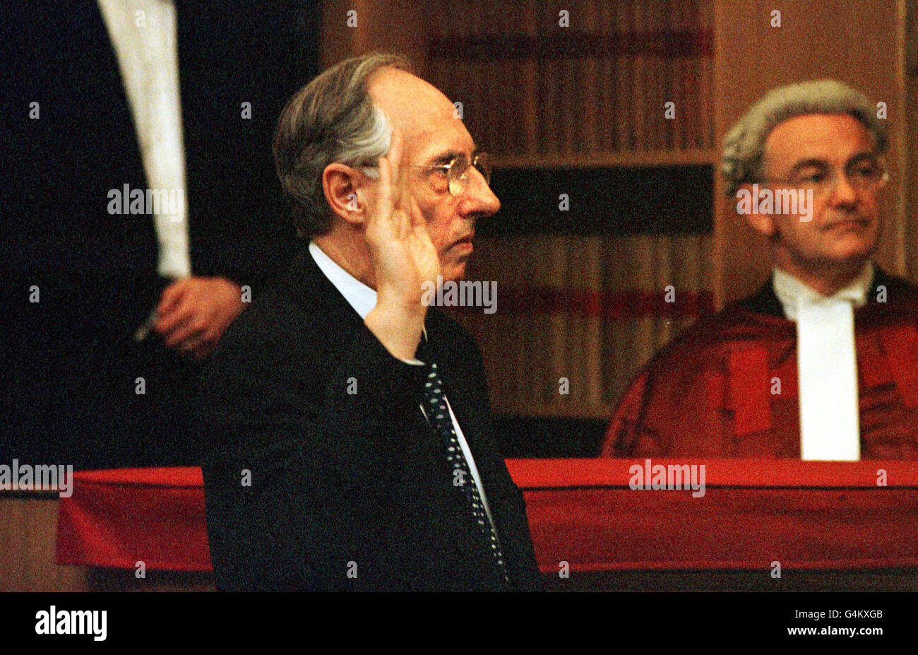 Donald Dewar legt den Eid ab und wird als erster Minister und Hüter des schottischen Siegels im Old High Court Building in Edinburgh vereidigt. * Pull up von 274928-189 Stockfoto