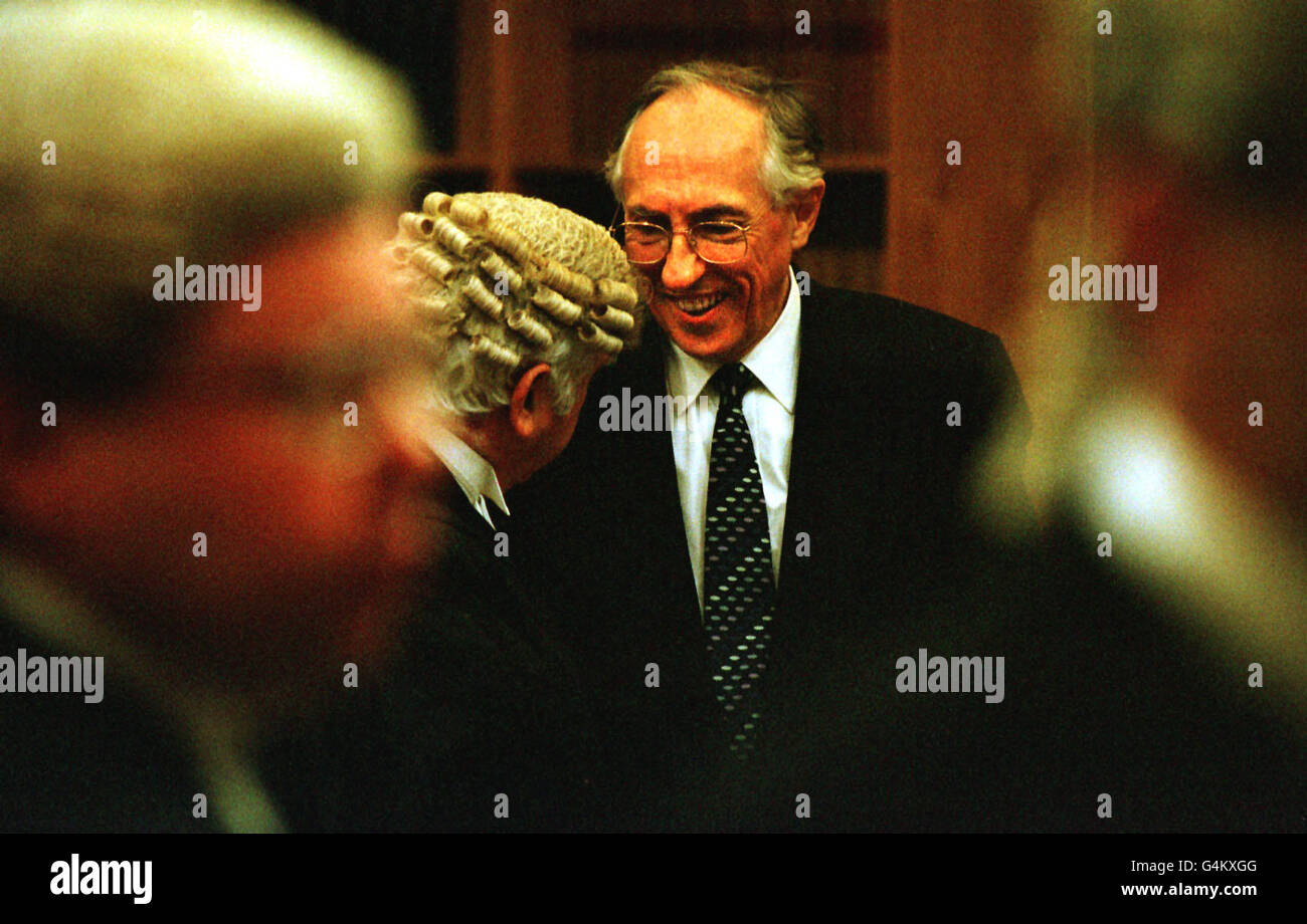 Donald Dewar nach dem Eid und wird als erster Minister und Hüter des schottischen Siegels im Old High Court Building in Edinburgh vereidigt. Stockfoto