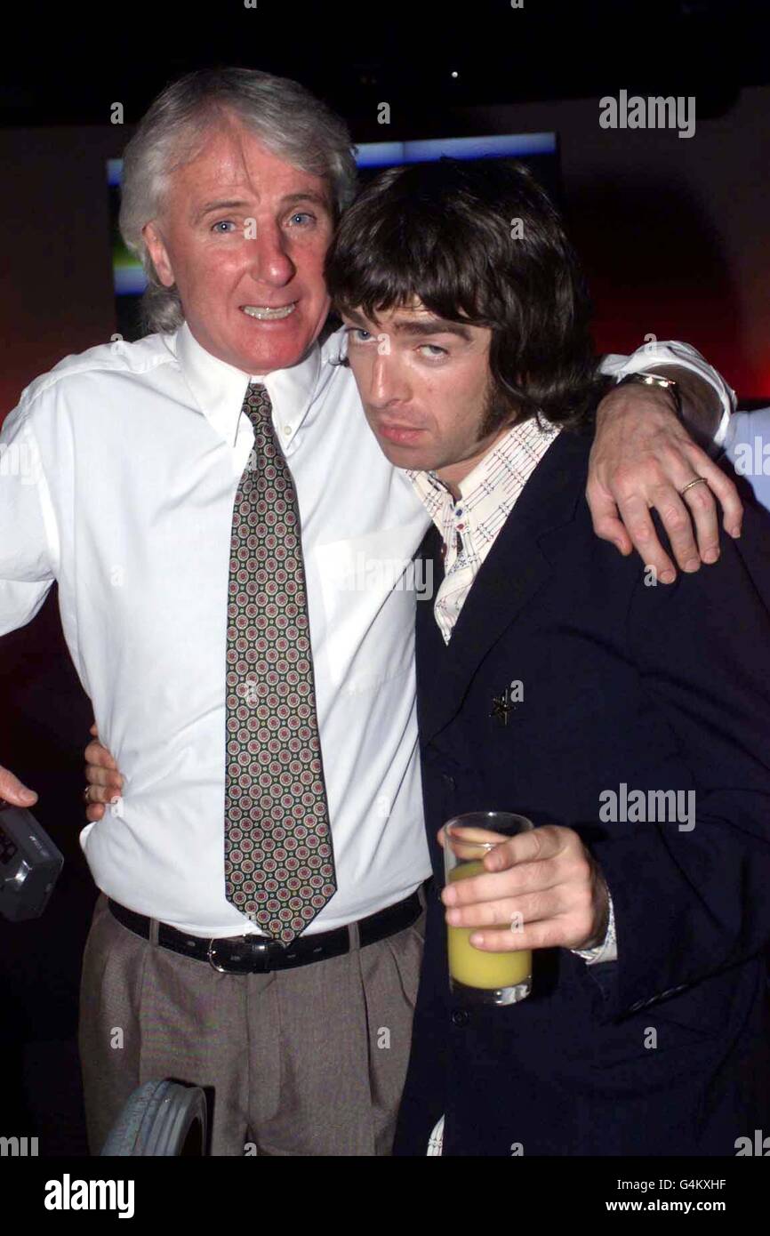 Der ehemalige Fußballspieler Stan Bowles und Oasis-Gitarrist Noel Gallagher bei den Loaded Awards. Oasis wurden mit Preisen für 'Album des Jahrzehnts', 'Band des Jahrzehnts' und 'Best Live Performance on Radio 1' ausgezeichnet. Stockfoto