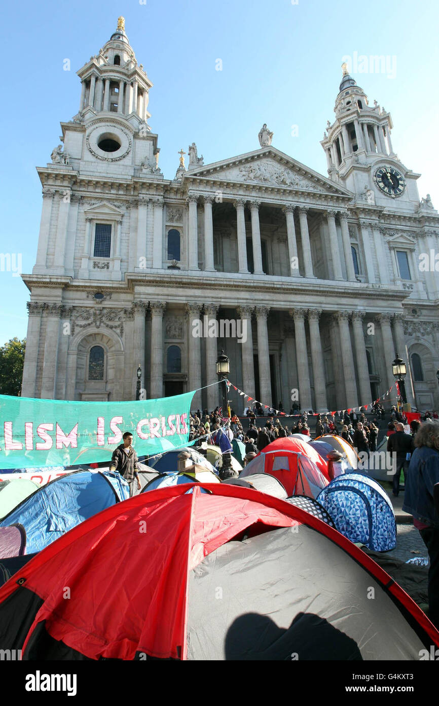 Occupy London Demonstranten campen auf dem Platz an der St. Paul's Cathedral, die zum ersten Mal seit dem Zweiten Weltkrieg ihre Türen geschlossen hat, als der Protest vor dem Gebäude in die zweite Woche geht. Stockfoto