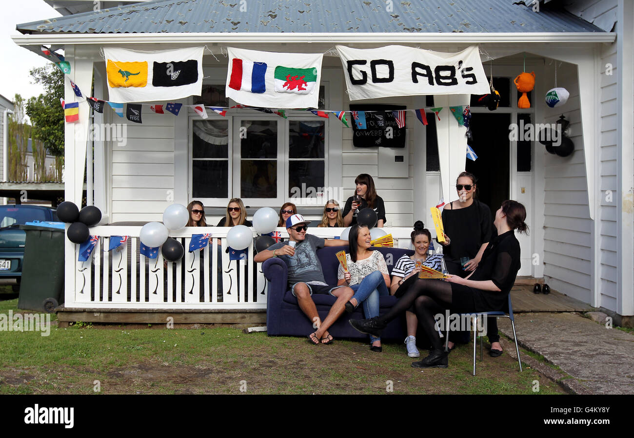 Fans in den Häusern rund um den Eden Park beginnen ihre Partys vor dem Rugby-Weltcup-Finale im Eden Park, Auckland, Neuseeland. Stockfoto
