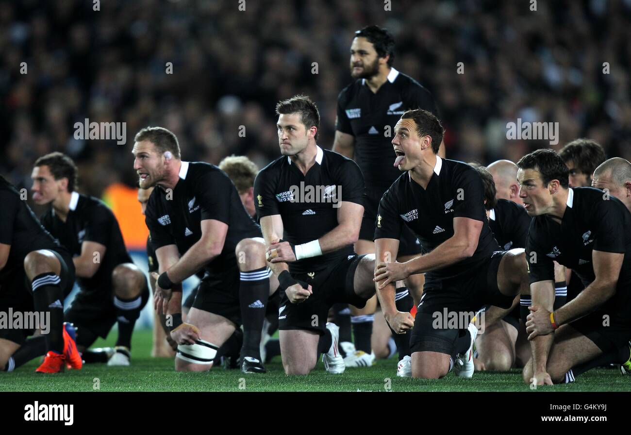 Rugby Union - Rugby-Weltmeisterschaft 2011 - Finale - Frankreich gegen Neuseeland - Eden Park. Neuseeland All Blacks spielen den Haka vor dem Start des Spiels Stockfoto