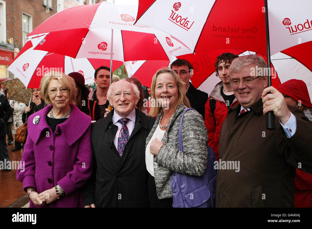 Der irische Präsidentschaftskandidat Michael D. Higgins (zweiter links) mit seiner Frau Sabina Coyne (links) Neasa Childers MEP Tochter des vierten irischen Präsidenten Erskine Childers und Tanaiste und Vorsitzenden der Labour-Partei Eamon Gilmore bei seinem Rundgang in der Grafton Street in Dublin. Stockfoto