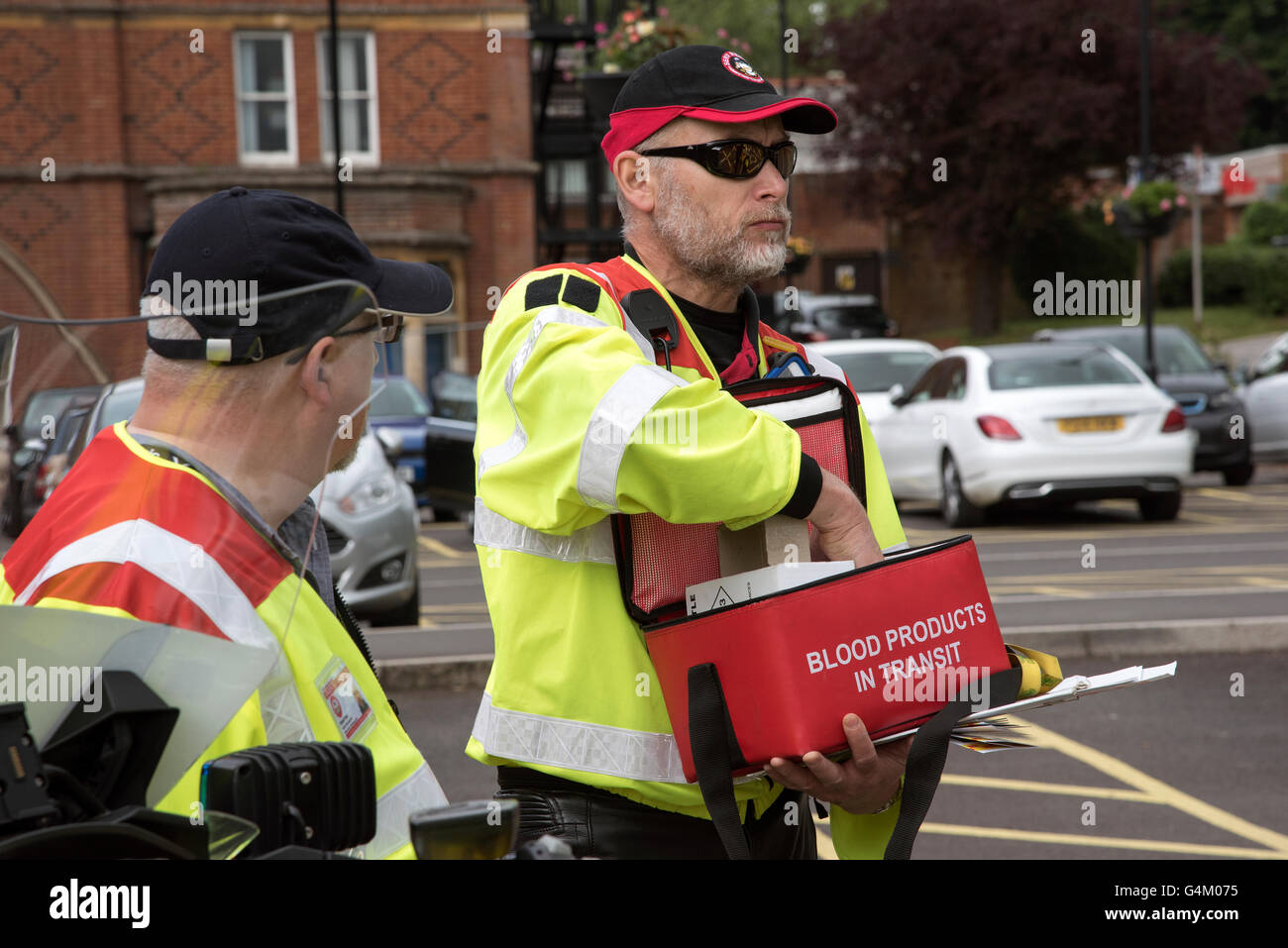 Transport von dringend Blut liefert von Motorradfahrern zwischen Krankenhäusern Stockfoto