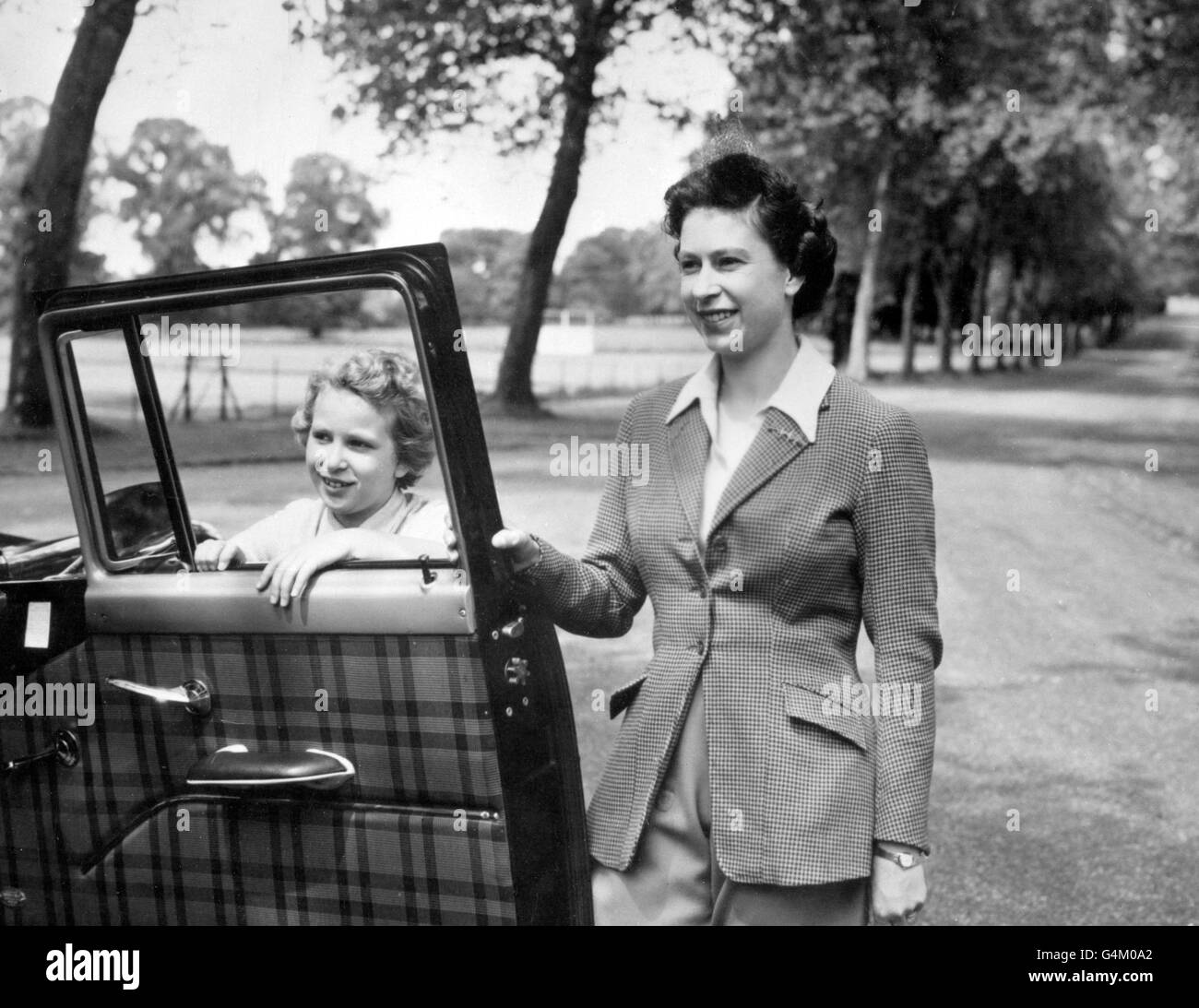 Die Königin bereitet sich auf eine Nachmittagsfahrt mit ihrer Tochter Prinzessin Anne aus Windsor Castle vor. Stockfoto