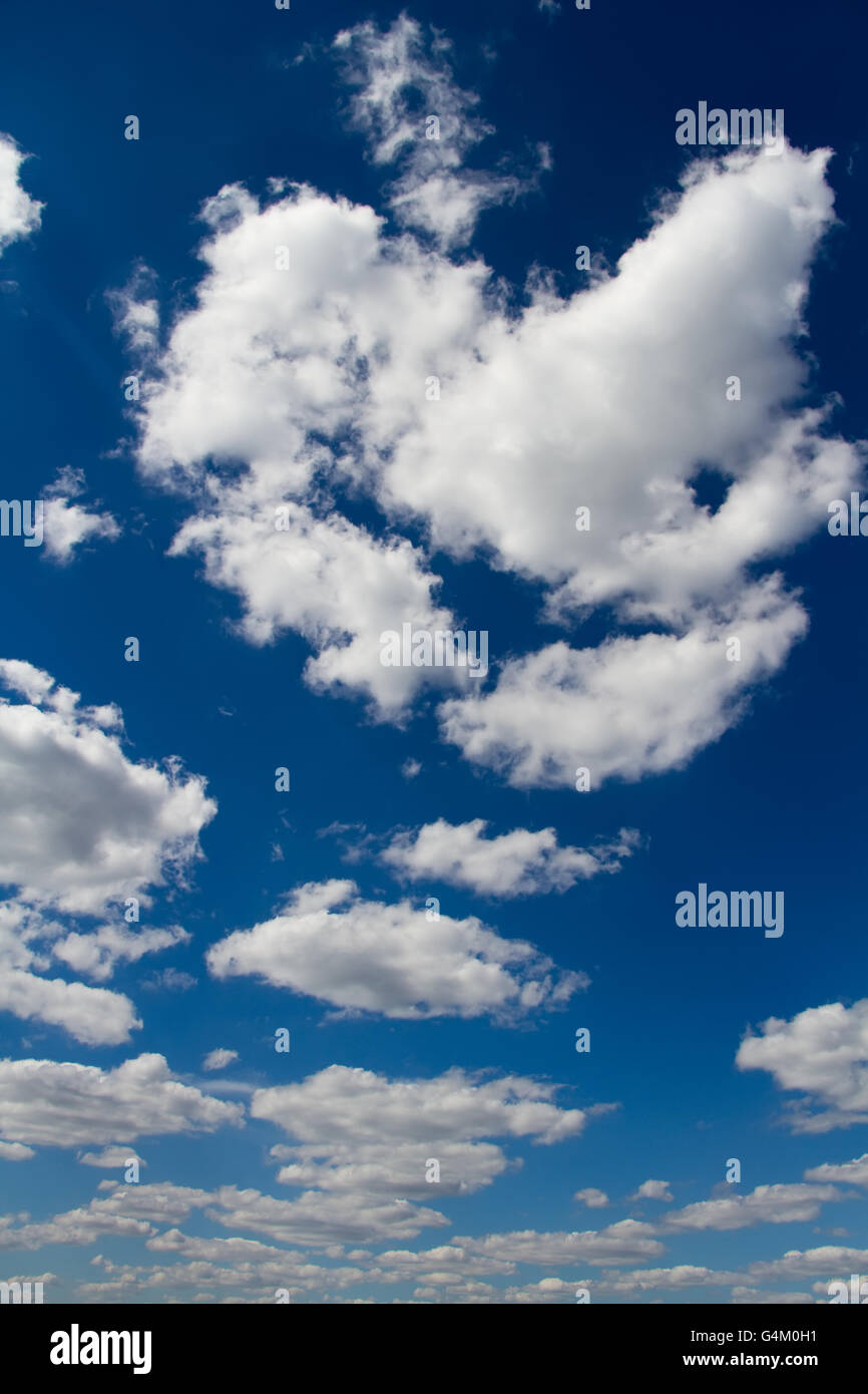 Blauer Himmel mit weißen Wolken. Natürlichen Hintergrundbild Stockfoto