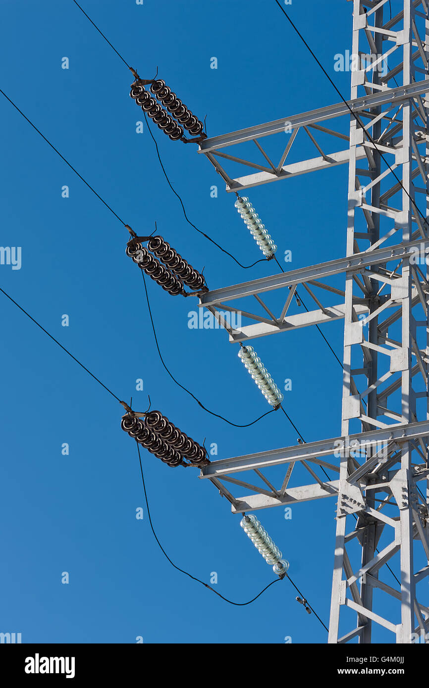 Leitungen auf einem blauen Himmelshintergrund Stockfoto