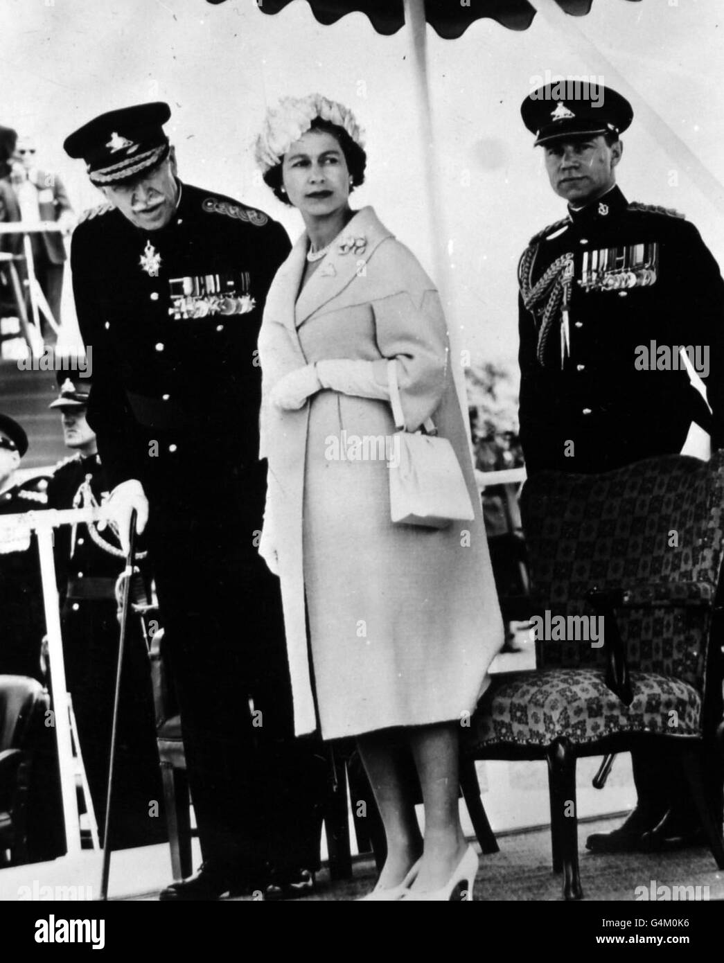 Königin Elizabeth II. Mit Generalmajor Georges Vanier, Oberst des 22. Regiments, auf dem Paradeplatz der Abrahams-Ebene in Quebec, wo die Königin neue Farben präsentierte. Stockfoto