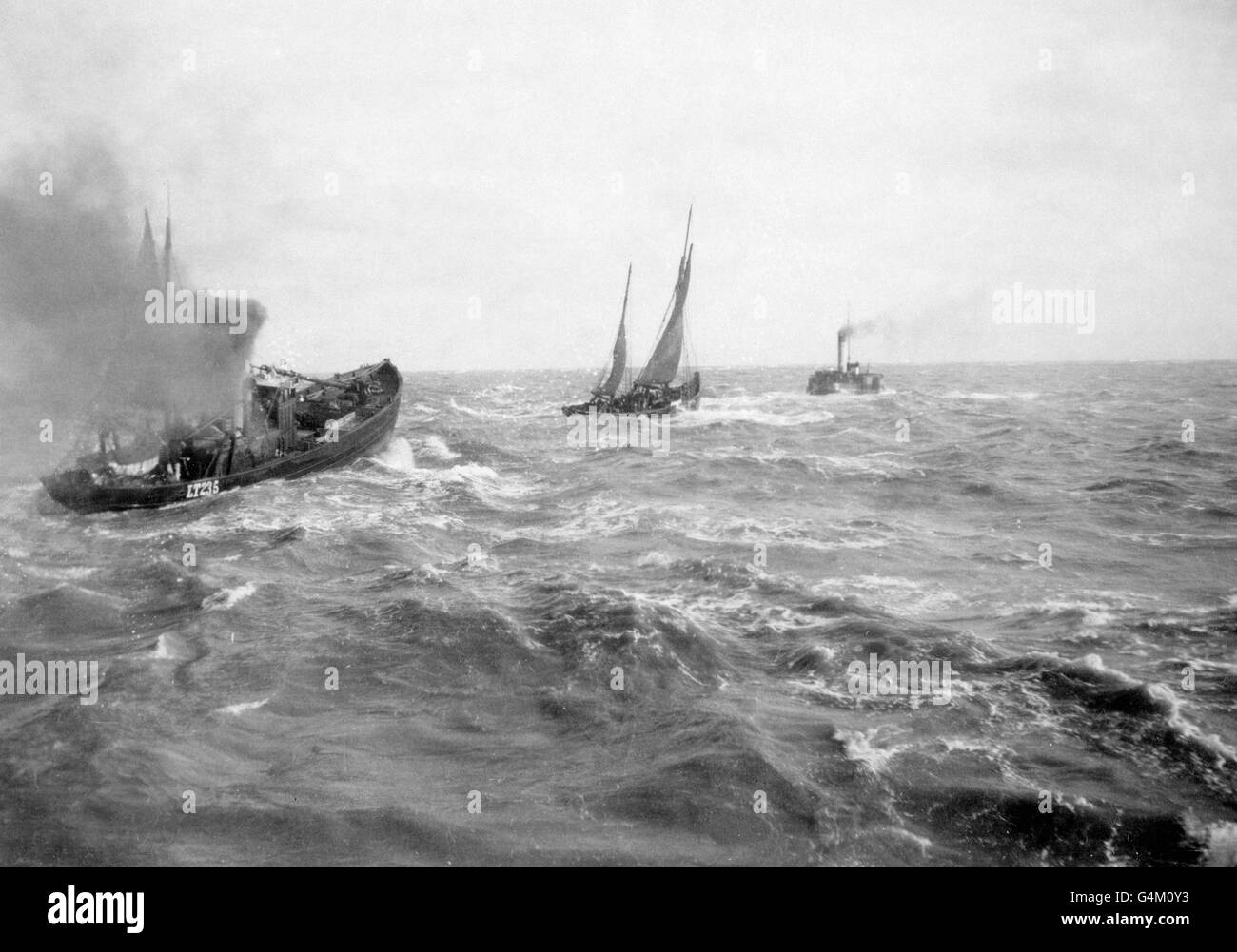 Fischerboote werden in rauem Wasser auf dem herumgeschleudert Nordsee nahe der Küste von Großbritannien Stockfoto