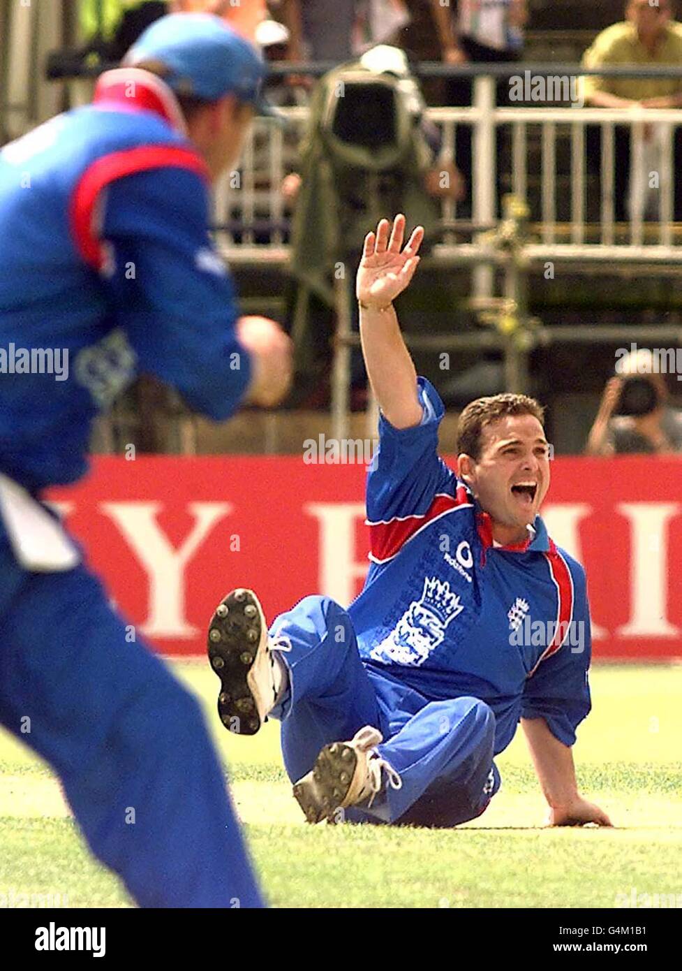 England Bowler Mark Ealham feiert das Wicket des indischen Saurav Ganguly während ihrer Cricket World Cup in Edgbaston, Samstag, 29. Mai 1999. PA-Foto John Giles*EDI* Stockfoto