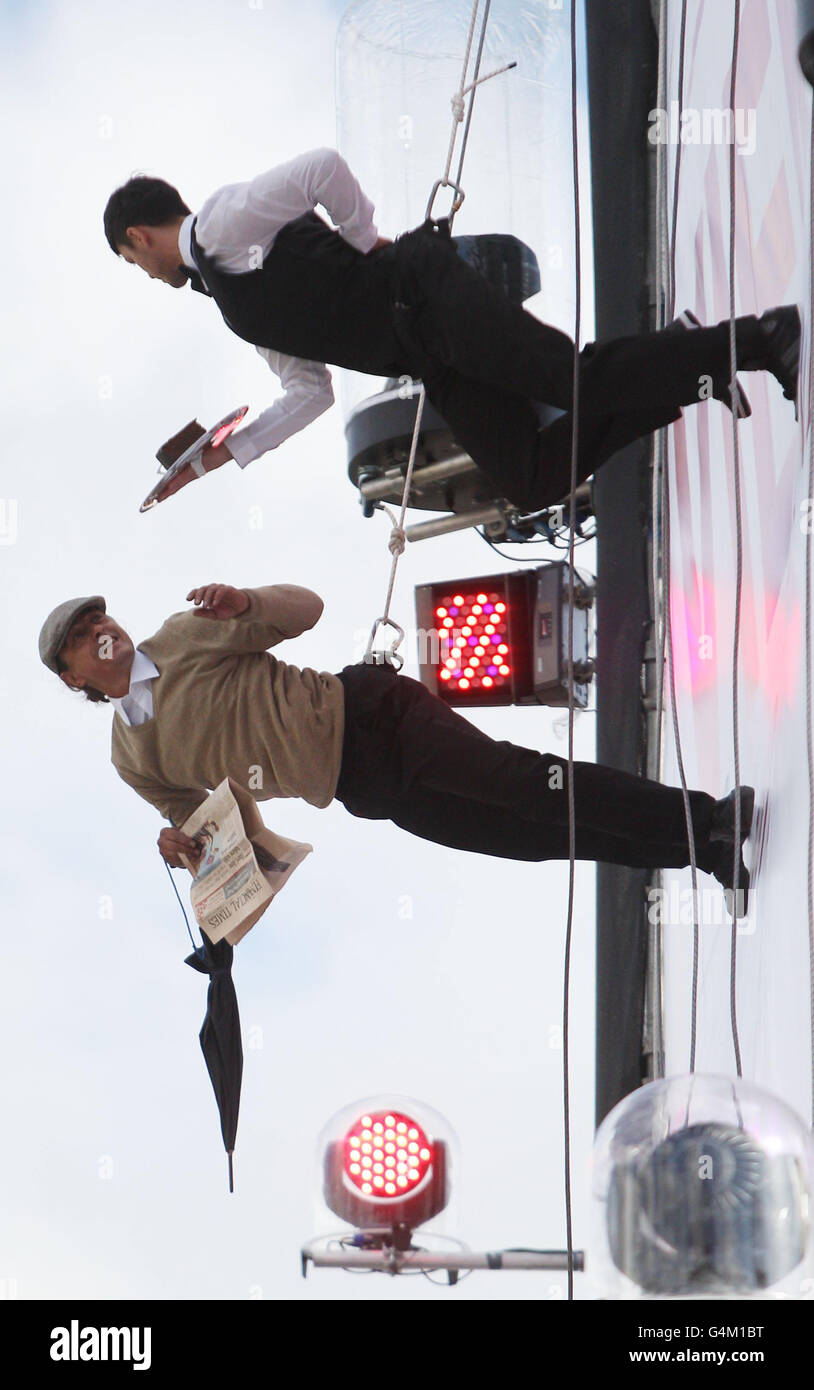 Künstler aus Wien, die eine horizontale öffentliche Show auf einer 21 m hohen vertikalen Bühne aufführen, dem höchsten temporären Bauwerk, das jemals am Trafalgar Square gebaut wurde. Stockfoto