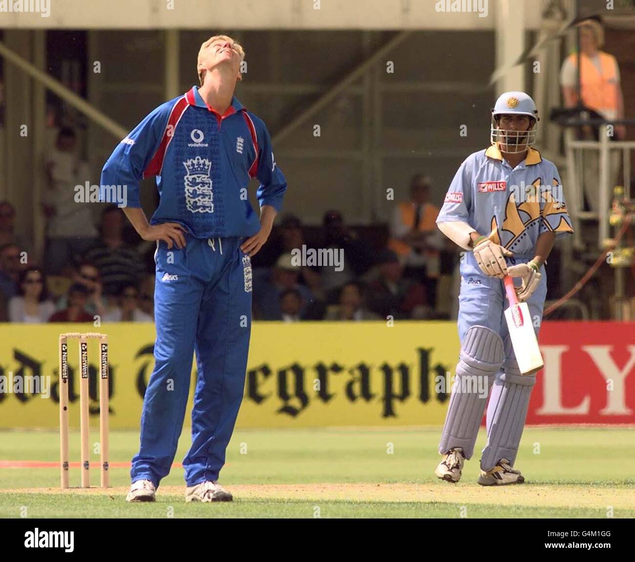 England Bowler Alan Mullally blickt in den Himmel, als er während des 1999 World Cup Cricket-Spiels in Edgbaston gegen den indischen Saurav Ganguly klatschen wird. Stockfoto