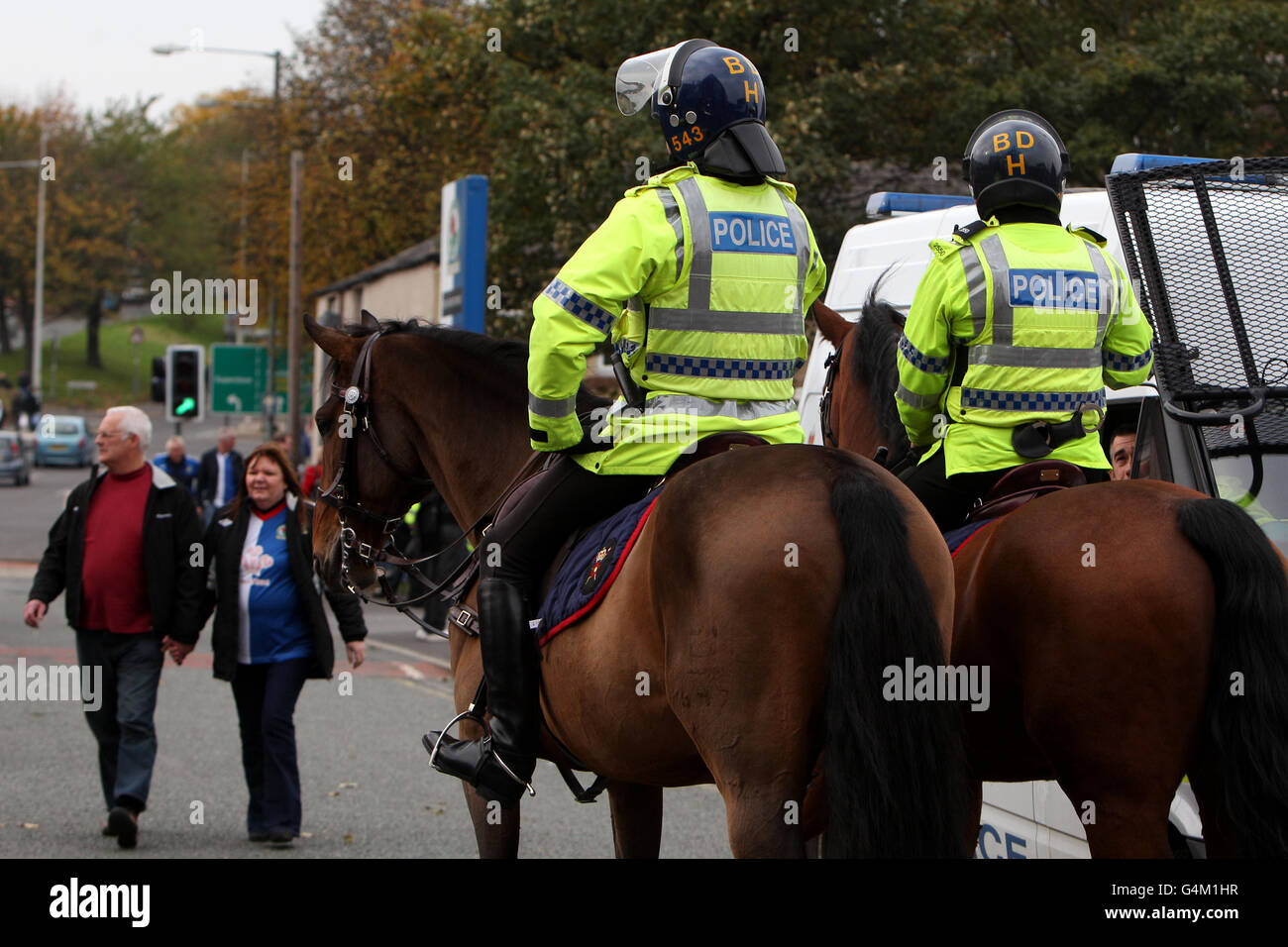 Fußball - Barclays Premier League - Blackburn Rovers gegen Tottenham Hotspur - Ewood Park. Zwei berittene Polizeibeamte auf Patrouille vor dem Anstoß Stockfoto