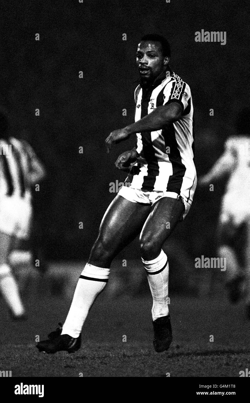 West Bromwich Albion Stürmer Cyrille Regis, einer der beiden ungezähnten Spieler, die am 23. Februar in Wembley in die 22-er Mannschaft von Ron Greenwood für den Heimspieler gegen Nordirland aufgenommen wurden. Stockfoto