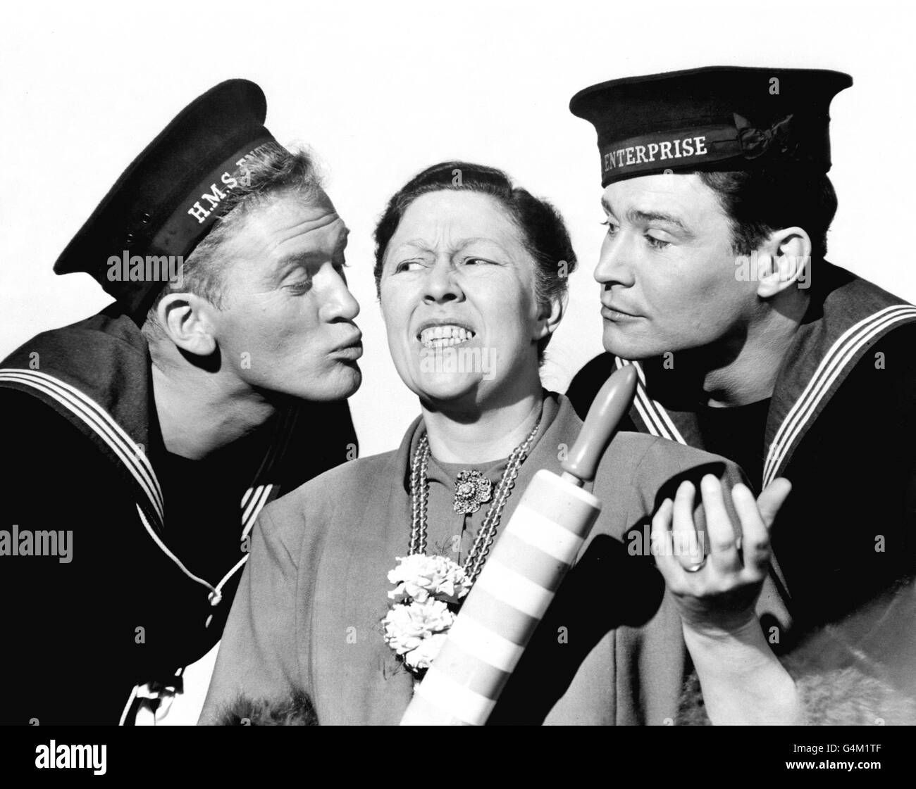 Peggy Mount, mit Gordon Jackson (links) und Ronald Lewis während einer Szene aus dem Film „Sailor Beware“. Stockfoto