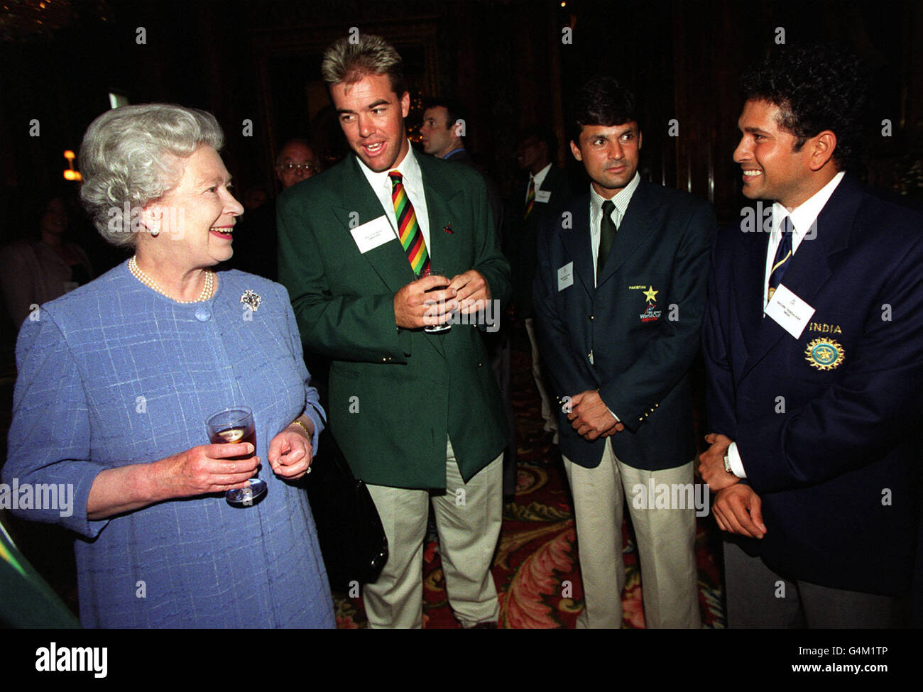 Die Königin spricht mit Cricketspielern (von links) Simbabwes Heath Streak Pakistans Moin Khan und Indiens Sachin Tendulkar bei einem Empfang im Buckingham Palace in London für die Cricket-Weltcup-Teams. Stockfoto