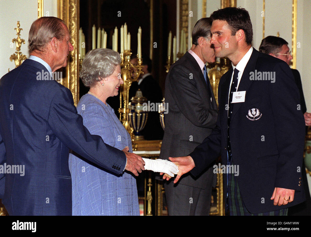 Die Königin und der Herzog von Edinburgh begrüßen den schottischen