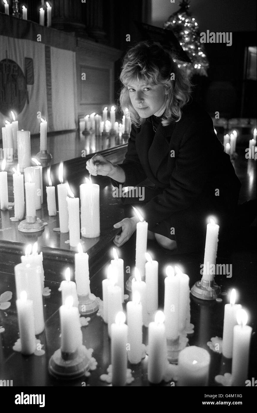 Jill Morrell zündet während einer Mahnwache in der St. Bride's Church in der Fleet Street, London, eine Kerze für ihren Freund an, den entführten Fernsehreporter John McCarthy. Stockfoto