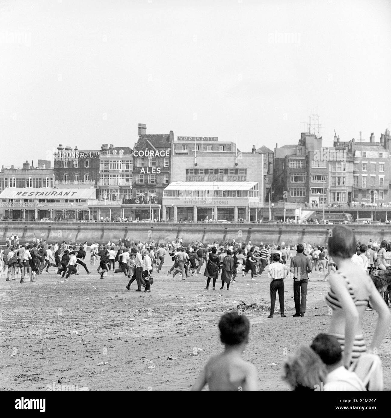 Britische Verbrechen - Unruhen - Mods und Rocker - Hastings Stockfoto