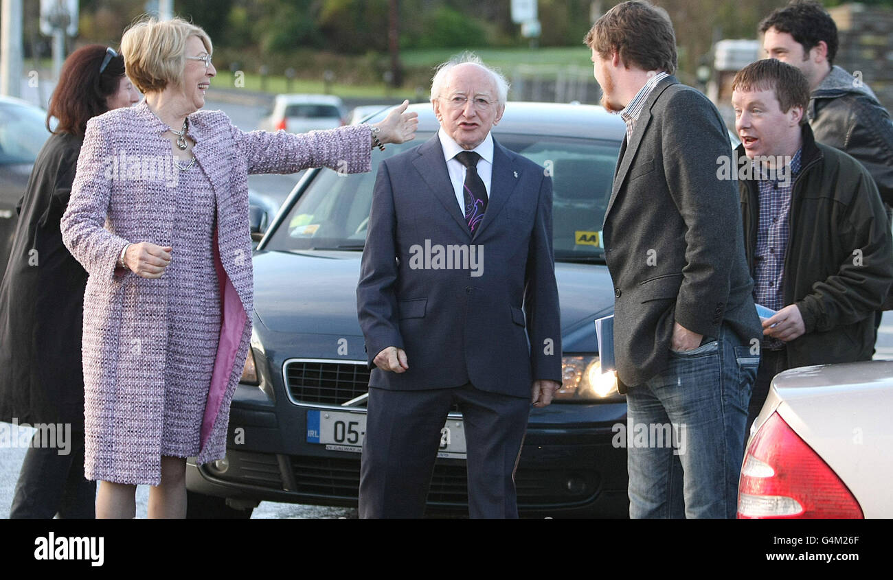 Der irische Präsidentschaftskandidat Michael D Higgins (Mitte) trifft mit seiner Frau Sabina Coyne und ihren Söhnen Micheal Jnr (dritter rechts) und Daniel (zweiter rechts) ein, während sie sich auf die Wahl an der St.James National School, Bushy Park, Galway, vorbereiten, Als die Wähler in ganz Irland heute an die Urnen gehen, um den neunten Präsidenten des Landes zu wählen. Stockfoto