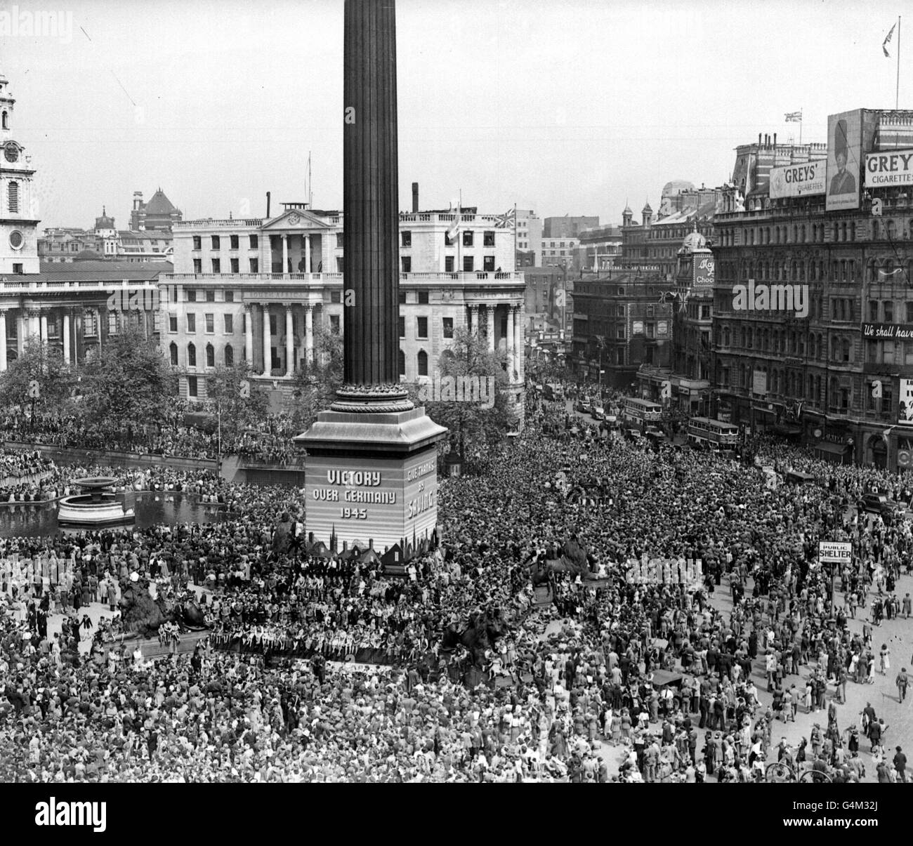 Tausende von Menschen versammeln sich zum VE-Day in Trafalgar Sqaure, London, um den Sieg der Alliierten über Deutschland und das Ende des Zweiten Weltkriegs zu feiern. Stockfoto