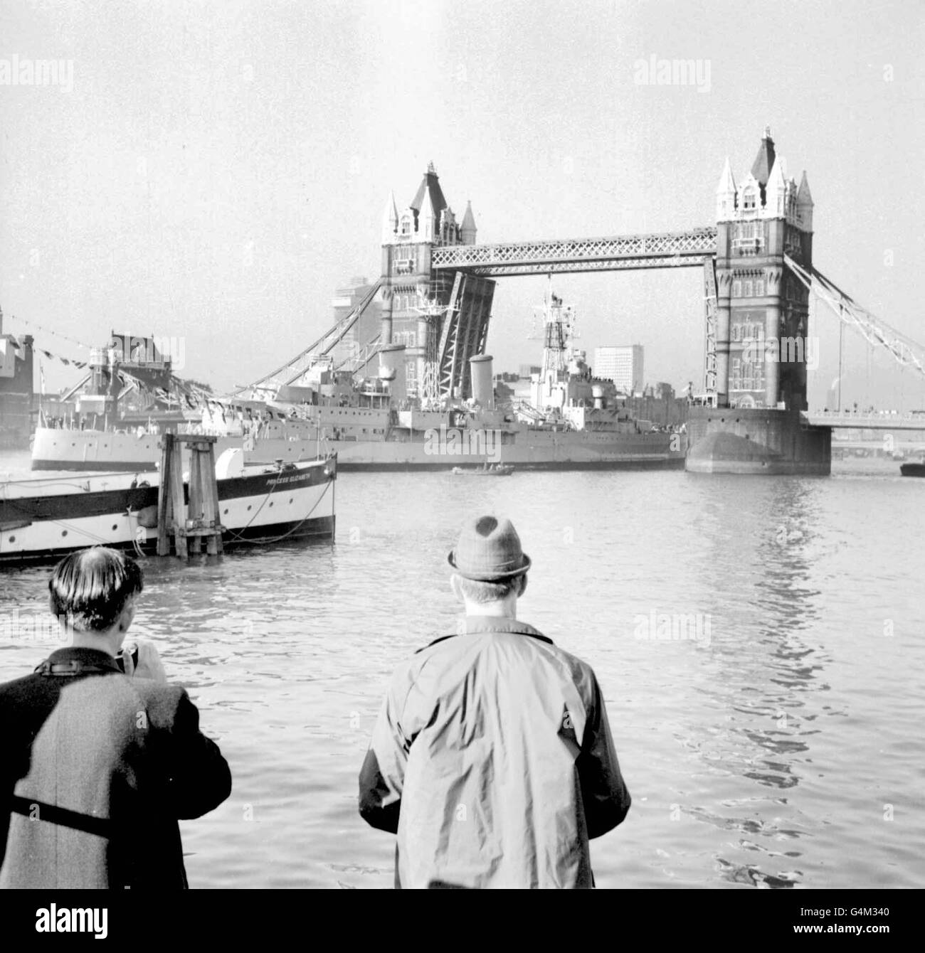 PA Nachrichtenbibliothek Filer datiert 15.10.71 von HMS Belfast durch Tower Bridge. HMS Belfast wird am Freitag, den 4. Juni 1999, zum ersten Mal seit dem 1971. Juni auf See gehen, als sie eine Reise nach Portsmouth vom Pool von London aus zur Inspektion und zum Neulackieren antritt. Die Kreuzerin aus dem Zweiten Weltkrieg wird von ihrer Anlegestelle auf der Themse in der Nähe der Tower Bridge abgeschleppt und soll am Sonntag um 11 Uhr am Marinestützpunkt Portsmouth ankommen. PA Foto: Siehe PA Geschichte VERTEIDIGUNG Belfast Stockfoto