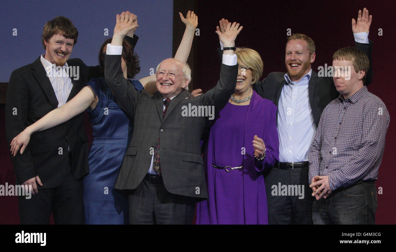 Irlands Präsidentin wählt Michael D Higgins Wellen nach seinem Wahlsieg in Dublin Castle bekannt ist. Bild Datum: Samstag, 29. Oktober 2011. Bei der Wahl zu zählen, denn neunten Präsidenten Irlands, die ersten offiziellen Ergebnisse erwartet nach 19:00 begonnen hat wurde Wahlbeteiligung bundesweit berichtet, etwa 50 % trotz einer Rekord sieben Kandidaten für die Rolle. PA, die irische Präsidentin Geschichte zu sehen. Bildnachweis sollte lauten: Niall Carson/PA Wire Stockfoto