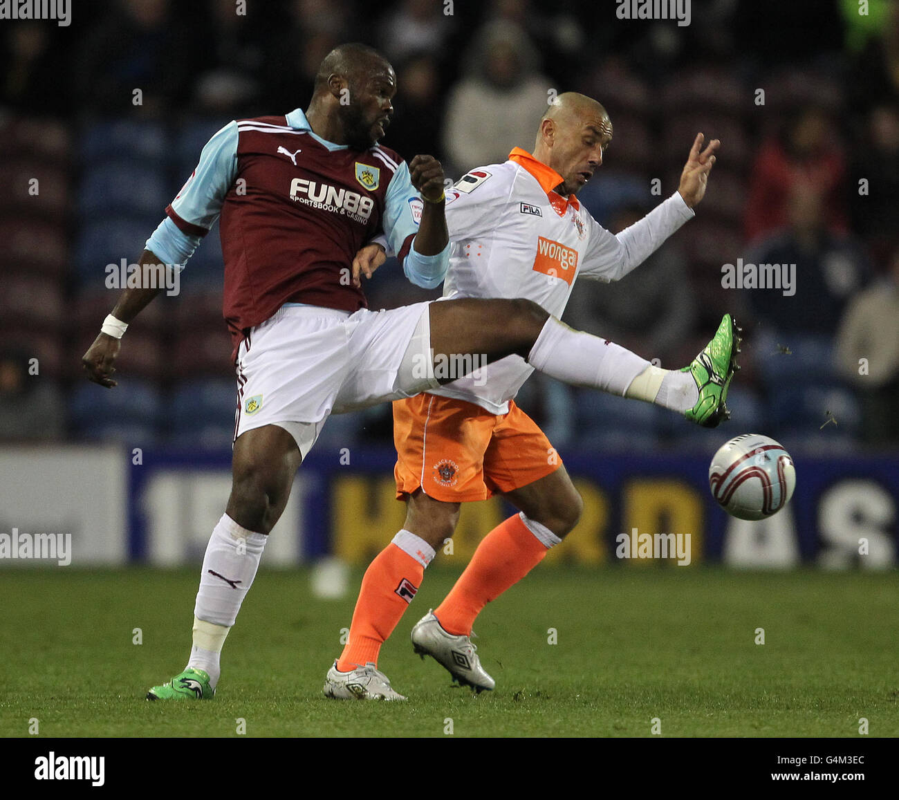 Burnleys Andre Amougou und Blackpools Kevin Phillips kämpfen während des npower Football League Championship-Spiels in Turf Moor, Burnley, um den Ball. Stockfoto