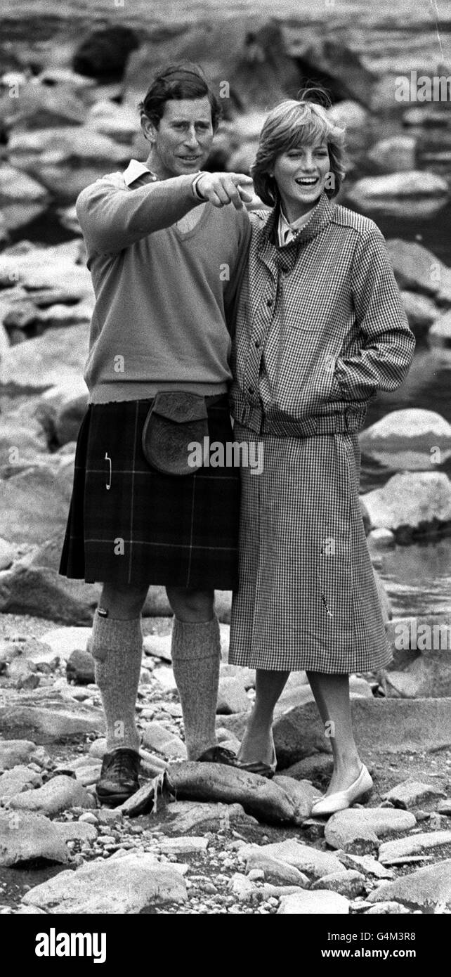 Der Prinz und die Prinzessin von Wales machen eine Pause während ihres Landspaziergangs am Ufer des Flusses Dee, während ihres Urlaubs im Balmoral Castle, wo sie bei der Königin und anderen Mitgliedern der königlichen Familie wohnen. Stockfoto