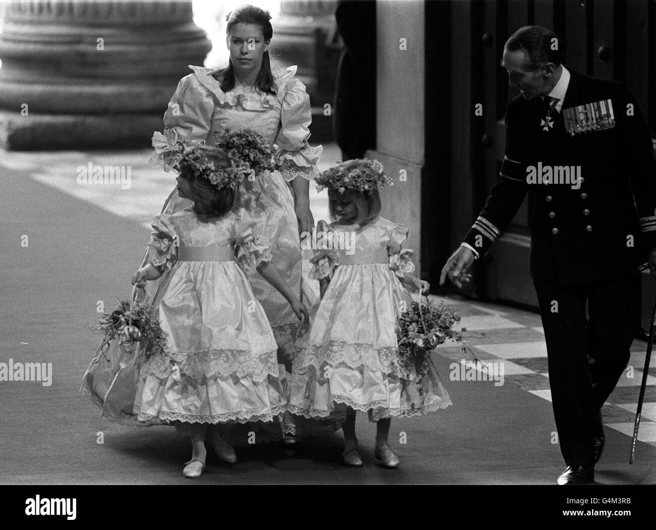 Lady Sarah Armstrong-Jones kommt mit zwei jungen Brautbegleitern zur Hochzeit von Lady Diana Spencer mit dem Prinzen von Wales in der St. Paul's Cathedral in London. Stockfoto